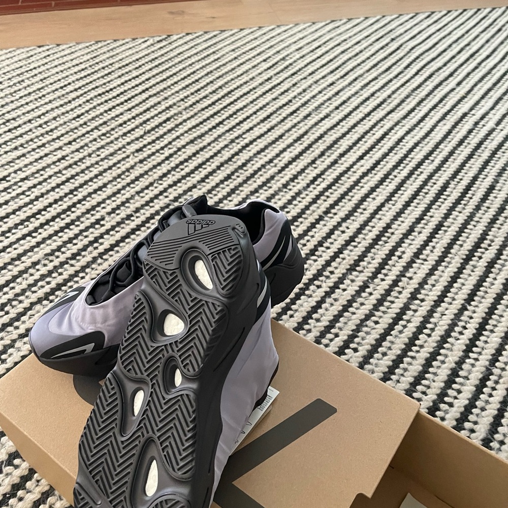 Yeezy Boots 700 - Picture 3 of 6